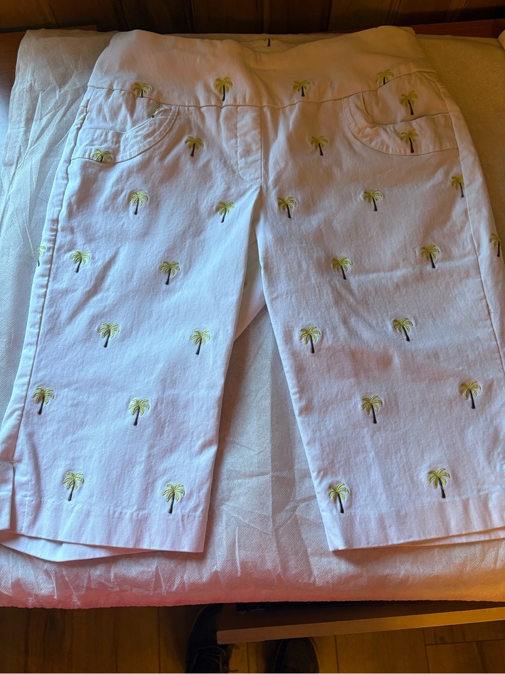 Lulu-B White palm tree embroidered shorts